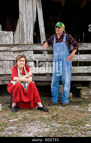 Senior couple on farm near barn Banque D'Images