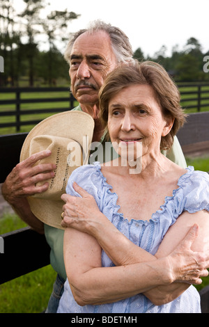 Close-up of senior couple standing on ranch près de clôture Banque D'Images