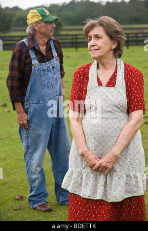 Senior couple standing in vert Pâturage Banque D'Images