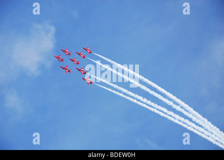 Des flèches rouges l'équipe de démonstration de la voltige en formation au-dessus d'Apollo à Eastbourne 21-07-2013 2009, England UK Banque D'Images