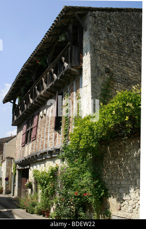 16e siècle typique maison ancienne dans la bastide médiévale d'Issigeac, Périgord pourpre Banque D'Images