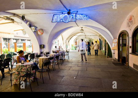 Arcades dans le centre-ville, la via Roma, Cuneo, Italie Banque D'Images