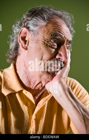 Close-up of man thinking déprimé Banque D'Images