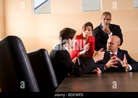 Les gestionnaires d'affaires multi-ethnique dans la salle de réunion Banque D'Images