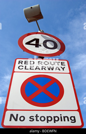 British Red route prolongement dégagé aucun arrêt road sign, avec 40 mph vitesse limite signe, dans l'ouest de Londres, Angleterre Banque D'Images