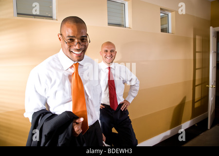 Deux smiling businessmen in office boardroom Banque D'Images