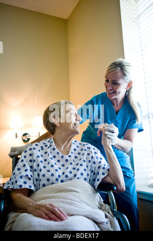 Infirmière et personnes âgées woman in wheelchair in hospital room Banque D'Images