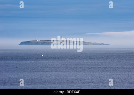 L'île de Holm , dans le canal de Bristol, avec vue sur la mer de brouillard. Banque D'Images