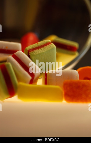 La farandole des fruits de couleurs vives sur un fond sombre bonbons bonbons à l'avant-plan blanc Banque D'Images