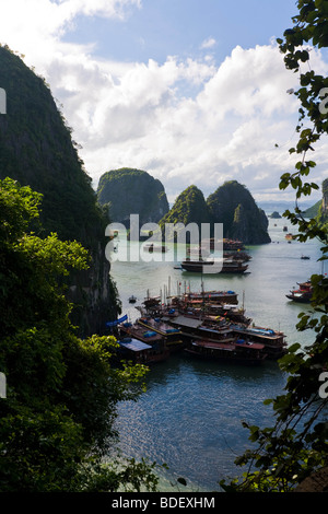 Vue depuis le haut de la bouche de la grotte de Hai Phong sur les îles de la Baie d'Ha Long, Vietnam Banque D'Images