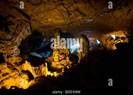 L'intérieur de la grotte illuminée de Hai Phong, stalactites massives couvrir l'entrée de la lumineuse Banque D'Images