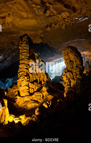 L'intérieur de la grotte illuminée de Hai Phong, stalactites massives couvrir l'entrée de la lumineuse Banque D'Images