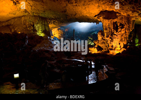 L'intérieur de la grotte illuminée de Hai Phong, stalactites massives couvrir l'entrée de la lumineuse Banque D'Images