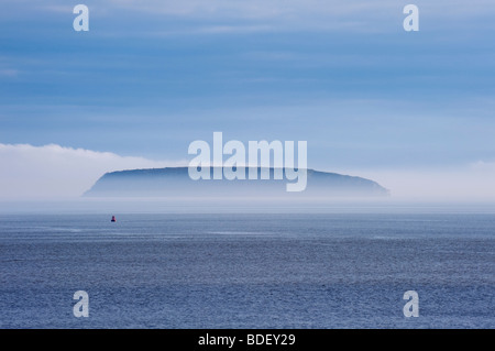L'île des Chênes, dans le canal de Bristol, avec vue sur la mer de brouillard. Banque D'Images