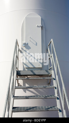 Porte d'entrée d'entretien métallique au fond du pylône d'une centrale éolienne , Finlande Banque D'Images