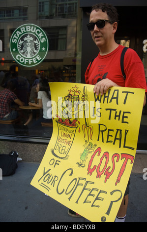 Les travailleurs et les partisans de Starbucks Starbucks en protestation contre le coût de l'assurance-santé Banque D'Images