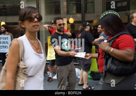 Les travailleurs et les partisans de Starbucks Starbucks en protestation contre le coût de l'assurance-santé Banque D'Images