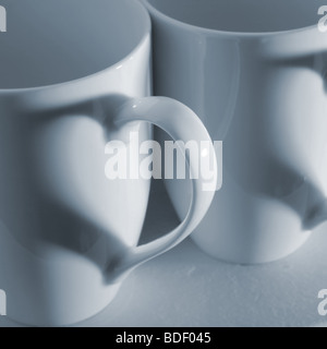 Tasses à café avec des ombres en forme de coeur Banque D'Images