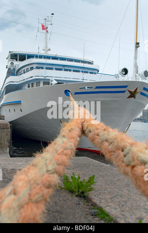 Navire est amarré au port sur la rivière Banque D'Images