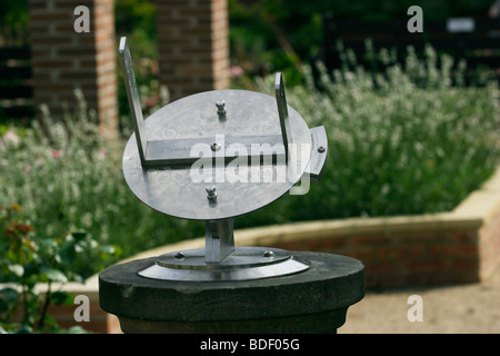 La pièce maîtresse de la nouvelle Roseraie jardin est une réplique moderne d'un heliochronometer. L'un de ces cadrans solaires Edwardian très précis a été acheté par Lord Savile de Rufford Abbey dans le début des années 1900. L'original a disparu, ne laissant que la colonne de pierre sur laquelle il avait été monté. Banque D'Images