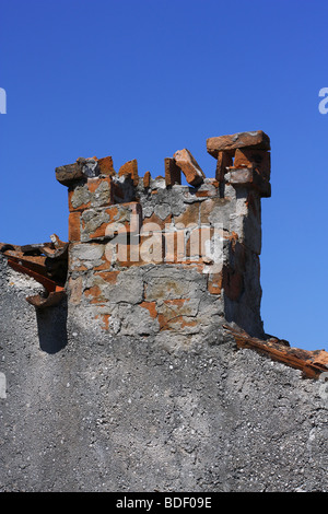 Une vieille cheminée en ruine. Banque D'Images