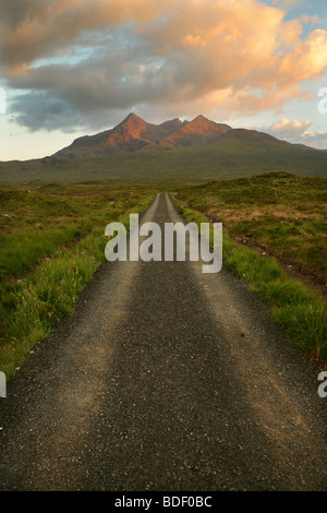 Twilight sur Sgurr nan Gillean et un Bhasteir Sgurr dans les montagnes Cuillin, île de Skye, en Ecosse. Banque D'Images