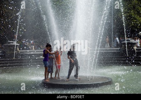 Les enfants s'ébattre dans la fontaine, récemment rénové, à Washington Square Park à Greenwich Village à New York Banque D'Images