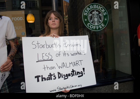 Les travailleurs et les partisans de Starbucks Starbucks en protestation contre le coût de l'assurance-santé Banque D'Images