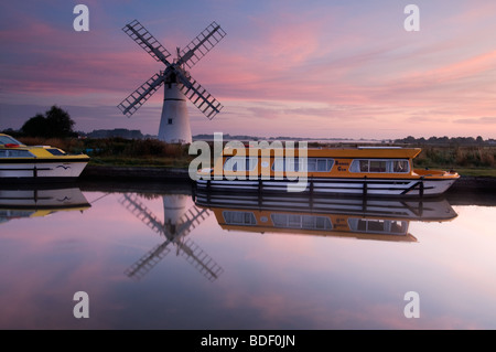 Dyke Thurne Bazin au lever du soleil sur les Norfolk Broads Banque D'Images