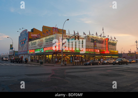 New York, NY - 22 août 2009 - le célèbre Nathan sur Surf Avenue à Coney Island, au crépuscule, sur une soirée d'août. Banque D'Images