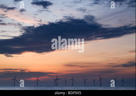 Parc éolien off shore au lever du soleil sur la côte de Norfolk à Caister on Sea Banque D'Images