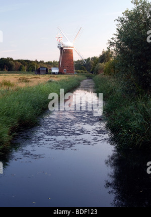 Matin de brume à Horsey Mill de drainage, Norfolk Banque D'Images