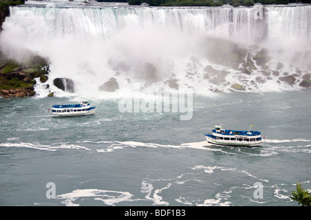 Deux Maid of the Mist les navires prenant les touristes à proximité de l'American Falls à Niagara Falls (Ontario), vue du côté canadien Banque D'Images