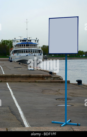 Navire est amarré au port sur la rivière et bill board avec zone blanche pour le texte simple Banque D'Images