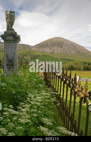 Monuments et tombes dans Chriosd avec Cill cimetière Beinn na Caillich (732m / 2401ft) derrière. Île de Skye, en Ecosse. Banque D'Images