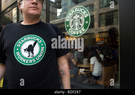 Les travailleurs et les partisans de Starbucks Starbucks en protestation contre le coût de l'assurance-santé Banque D'Images