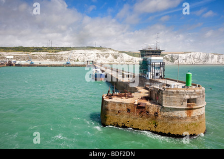 Mur du port de Douvres et falaises blanches de Douvres, Angleterre, RU Banque D'Images