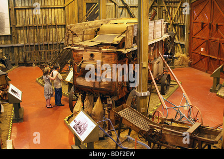 Moissonneuse-batteuse en bois ancien ou batteuse dans un musée de l'agriculture. Banque D'Images