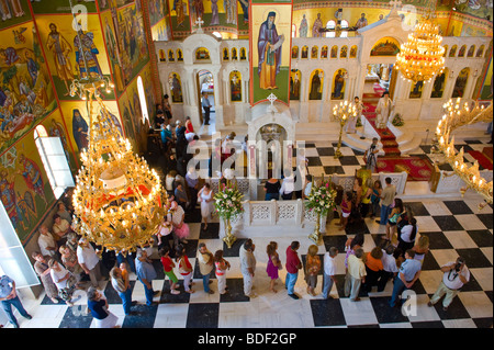 File d'attente des pèlerins à baiser les pieds du corps momifié de Saint Gerasimos au monastère sur l'île grecque de Céphalonie, Grèce GR Banque D'Images