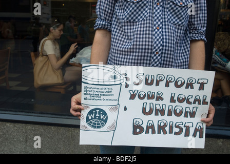 Les travailleurs et les partisans de Starbucks Starbucks en protestation contre l'augmentation du coût de l'entreprise a parrainé l'assurance-santé Banque D'Images