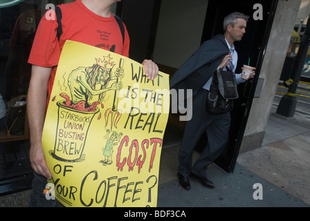 Les travailleurs et les partisans de Starbucks Starbucks en protestation contre l'augmentation du coût de l'entreprise a parrainé l'assurance-santé Banque D'Images