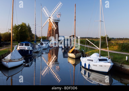 Matin réflexions d'Horsey Mill de drainage, Norfolk Banque D'Images