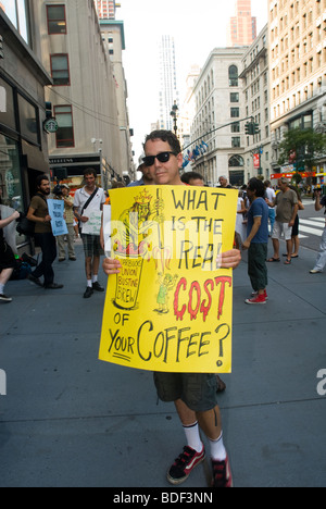 Les travailleurs et les partisans de Starbucks Starbucks en protestation contre l'augmentation du coût de l'entreprise a parrainé l'assurance-santé Banque D'Images