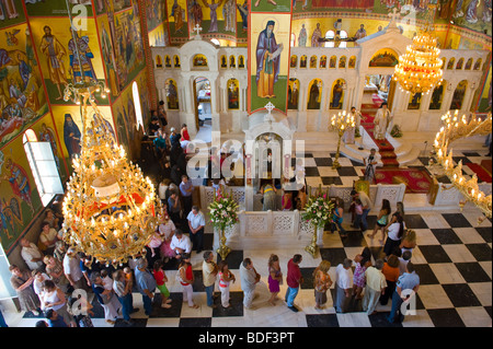 File d'attente des pèlerins à baiser les pieds du corps momifié de Saint Gerasimos au monastère sur l'île grecque de Céphalonie, Grèce GR Banque D'Images