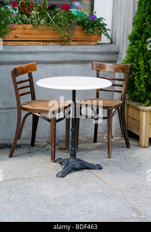 Une table et des chaises sur le trottoir devant un café dans le vieux Montréal, Canada. Banque D'Images