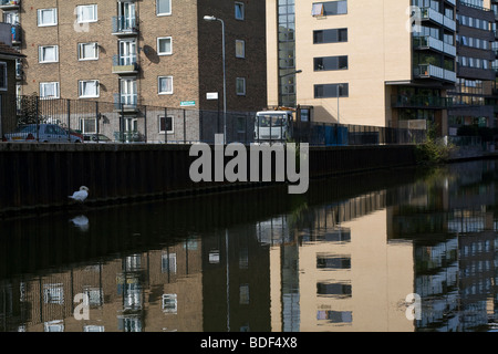 Offres et demandes de logement, un camion, un cygne, Regents Canal, Londres. UK Banque D'Images