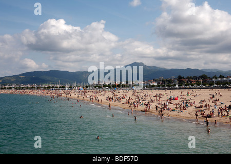 Une plage bondée à Hondarribia dans le nord de l'Espagne Banque D'Images