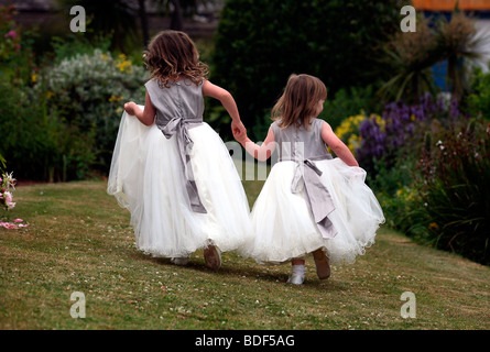 Par Mark Pic Passmore. 23/06/2006. Une image générique de deux jeunes demoiselles en photo à un mariage. Banque D'Images