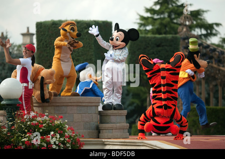 Personnages Disney en costume, Disneyland, Paris, France, Europe Banque D'Images
