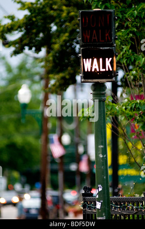 Une promenade piétonne illuminée ne marchent pas panneau de passage à niveau dans le New Hampshire, USA, indiquant à pied Banque D'Images